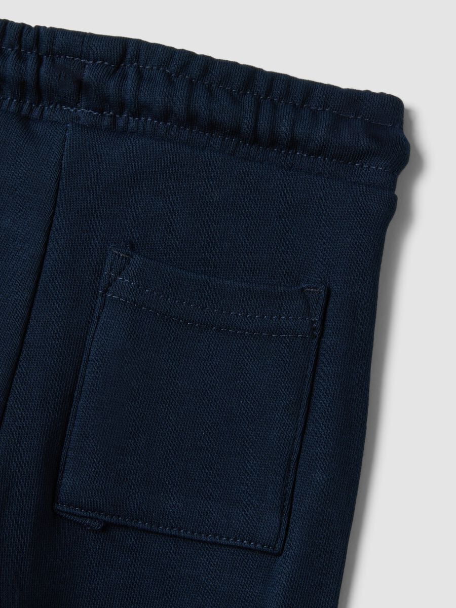 Pantaloni jogger blu in puro cotone con stampa orsetto regular fit per bimbo_3