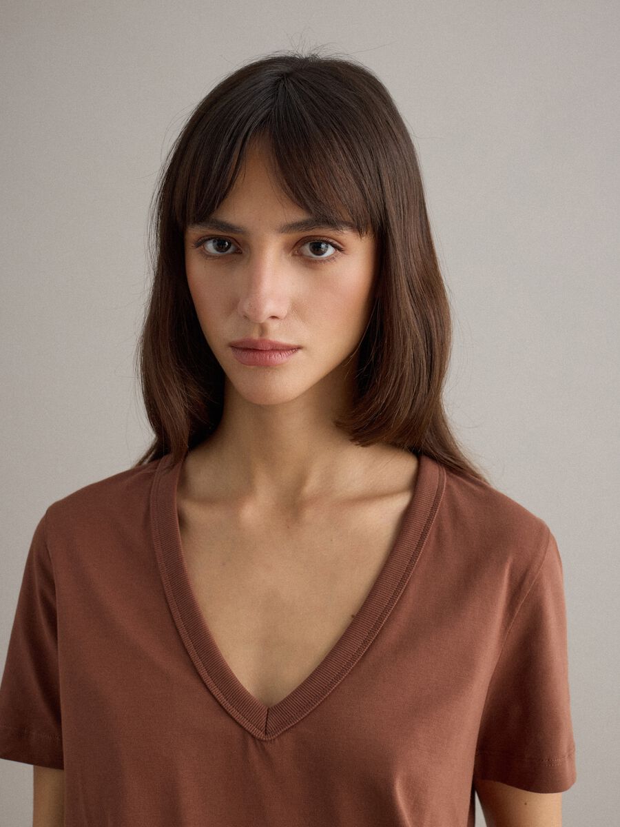 Short-sleeve brown pure cotton T-shirt, regular fit, deep V-neck_0