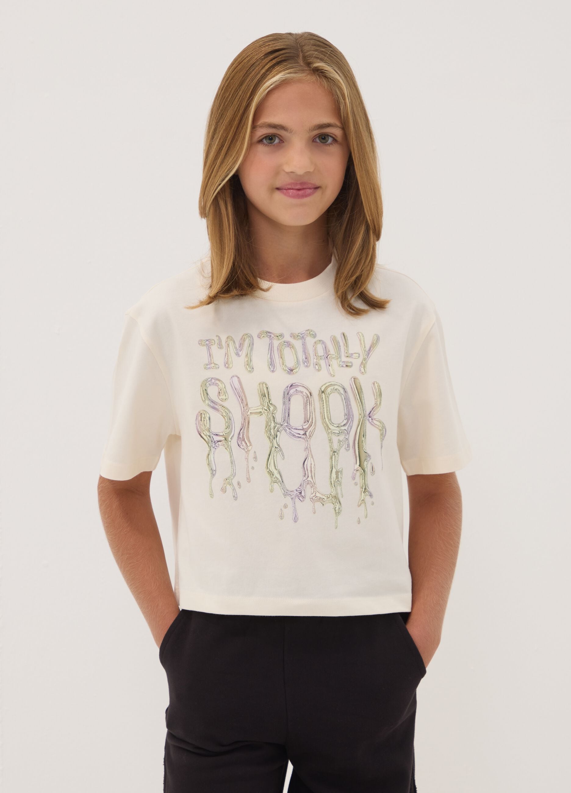 T-shirt beige in puro cotone con collo a costine e scritta frontale