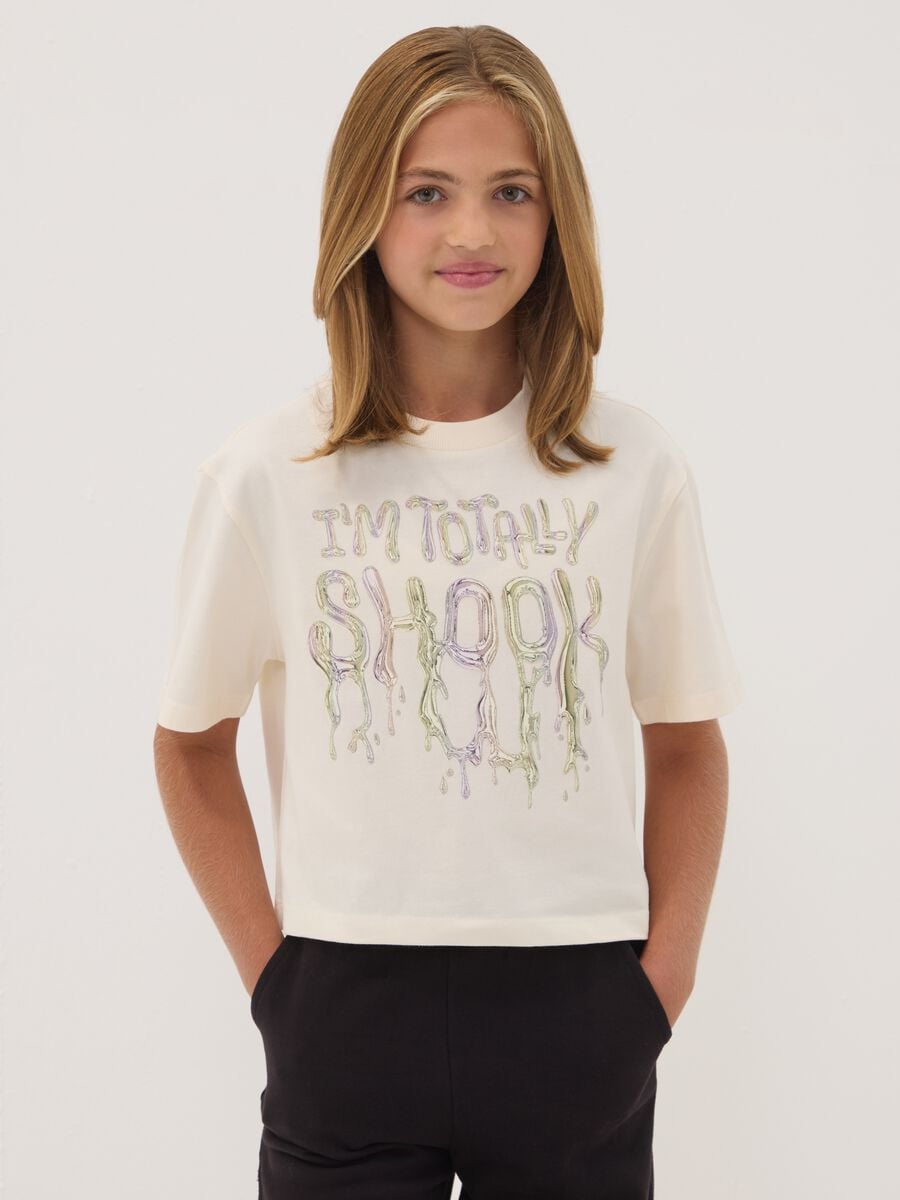 T-shirt beige in puro cotone con collo a costine e scritta frontale_0