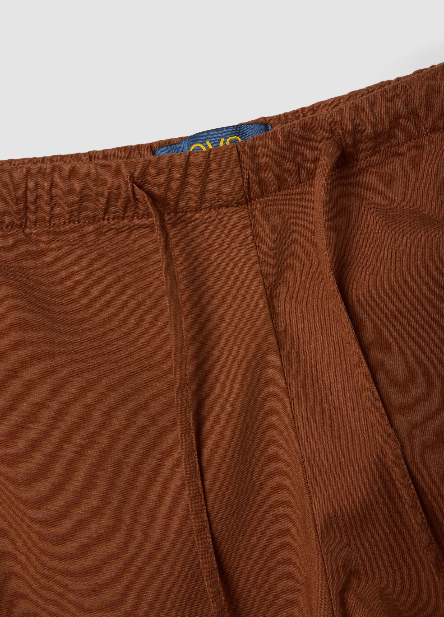 Shorts marroni in cotone elasticizzato con stampa floreale