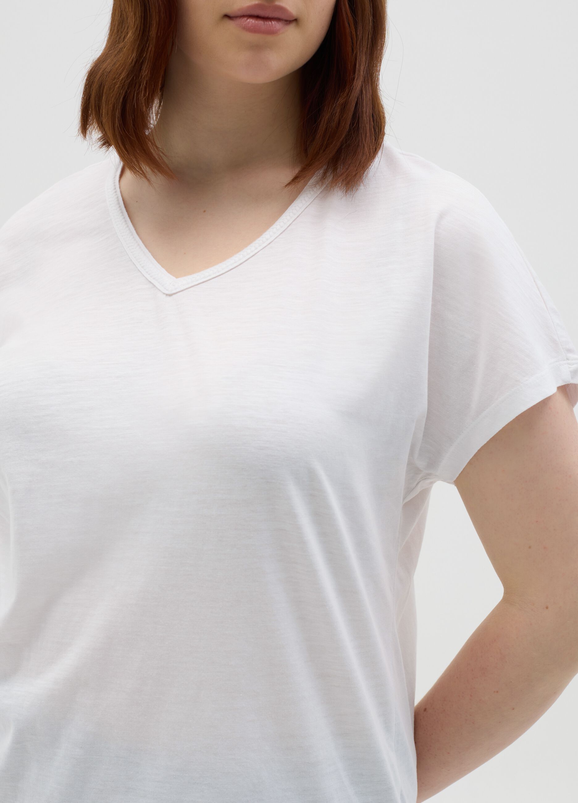 T-shirt bianca con scollo a V Curvy