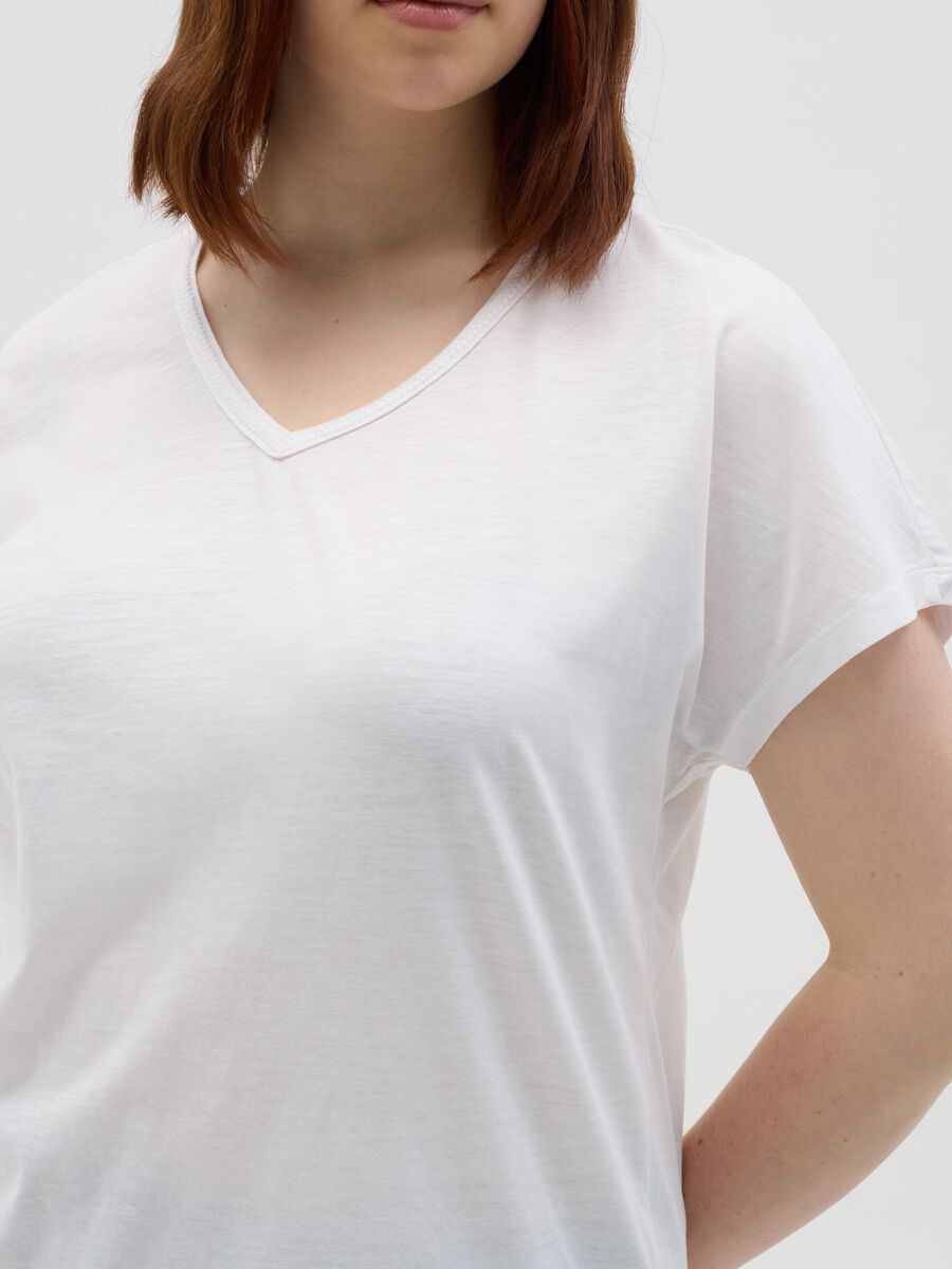 Curvy white T-shirt with V neck_3