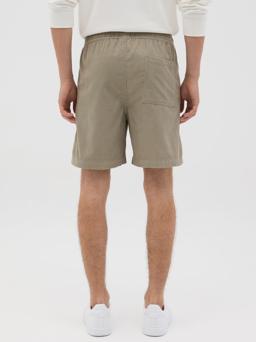 Men’s beige Bermuda shorts in 100% cotton with regular fit and elasticated waist_2