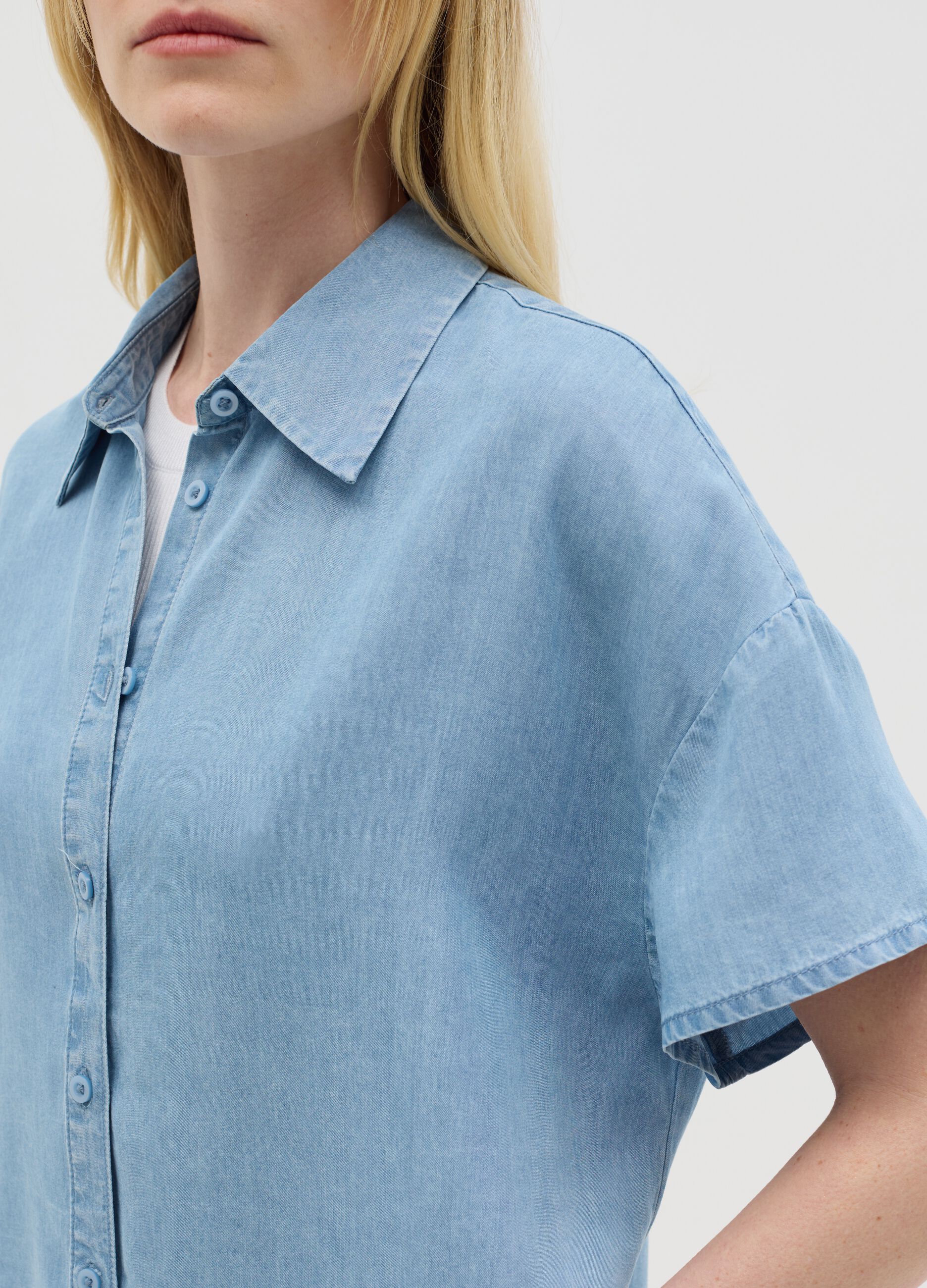 Short-sleeved denim shirt