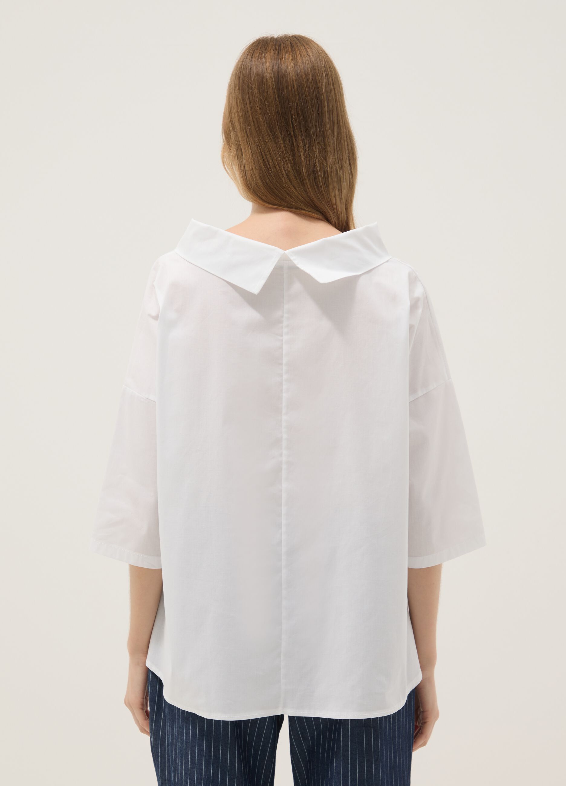 Maglia bianca in cotone elasticizzato con collo alto morbido