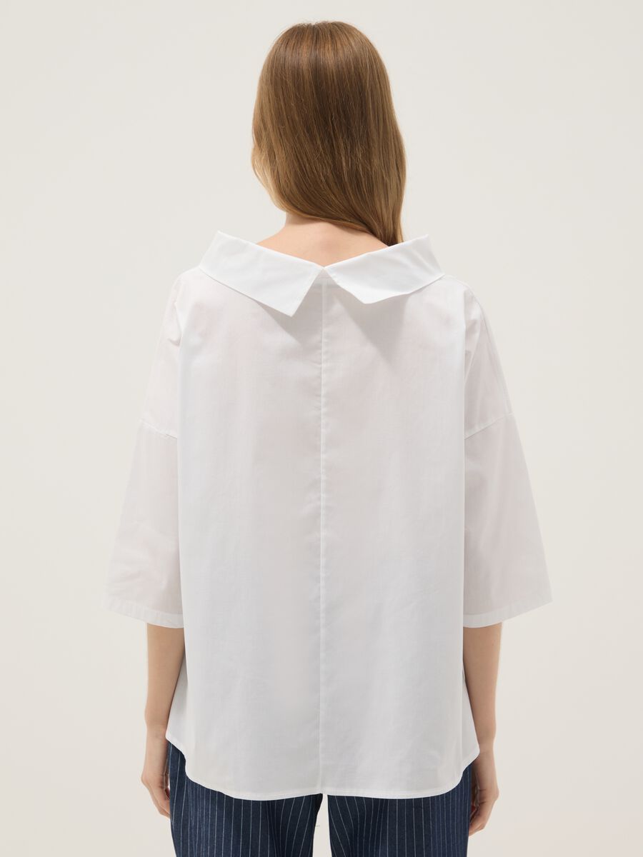 Maglia bianca in cotone elasticizzato con collo alto morbido_3