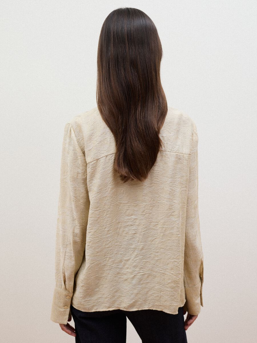 Camicia beige in misto viscosa con collo a fiocco_3