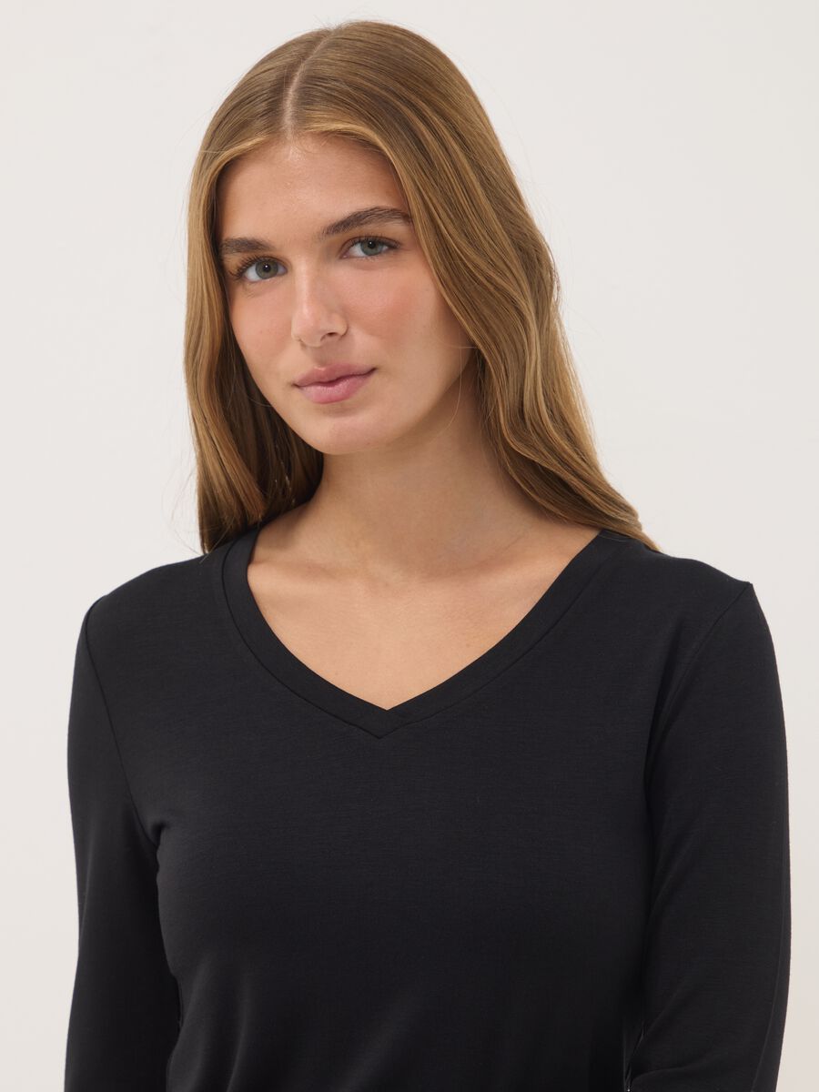 T-shirt nera in modal elasticizzato con girocollo regular fit_0