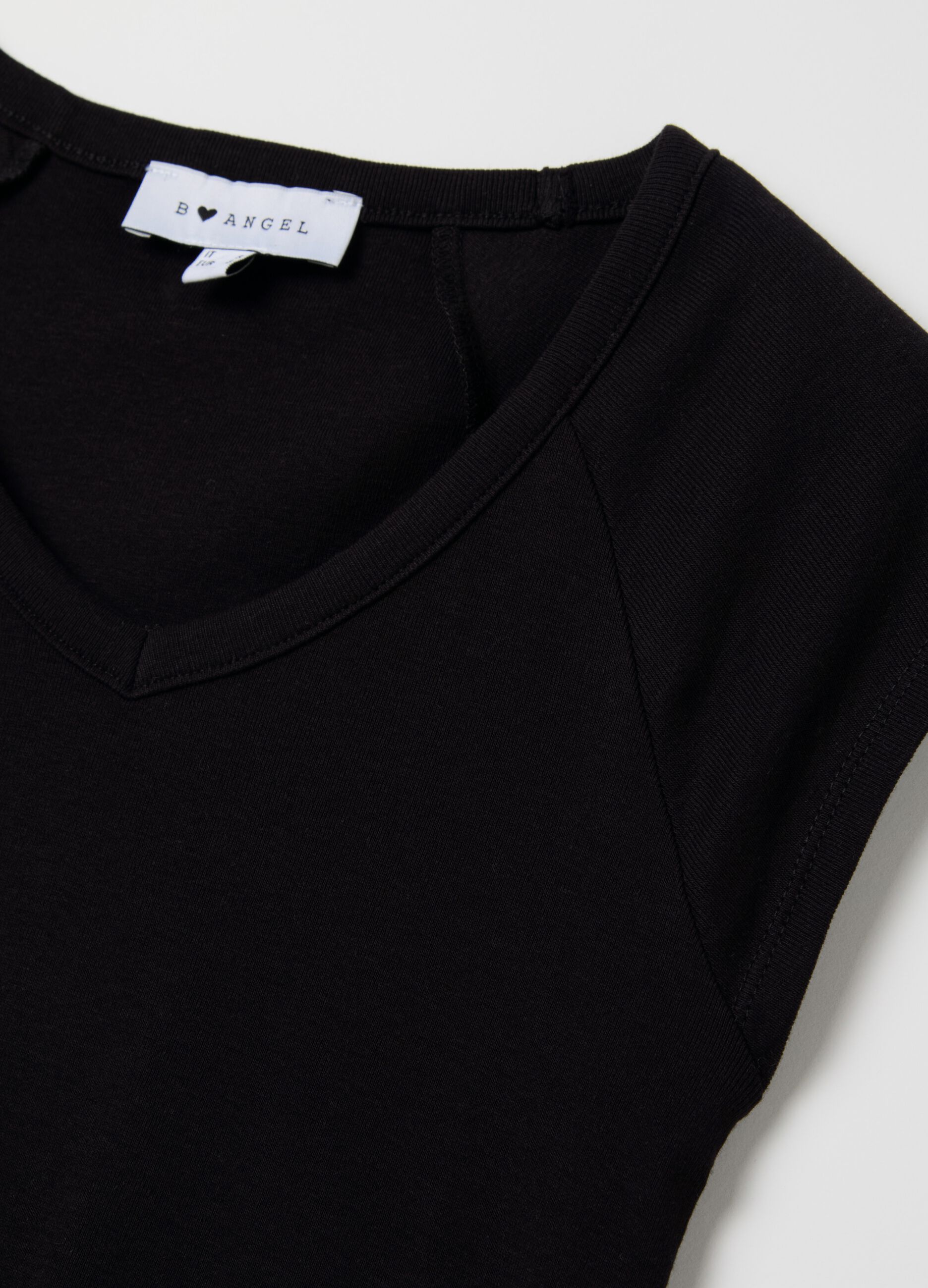 T-shirt with V neck and raglan sleeves
