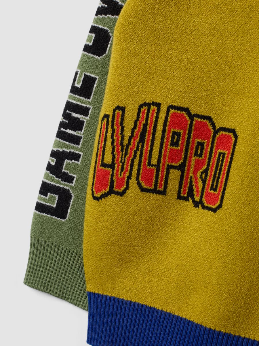 Maglia con cappuccio giallo senape, blu navy, rosso e verde salvia in misto viscosa girocollo_3