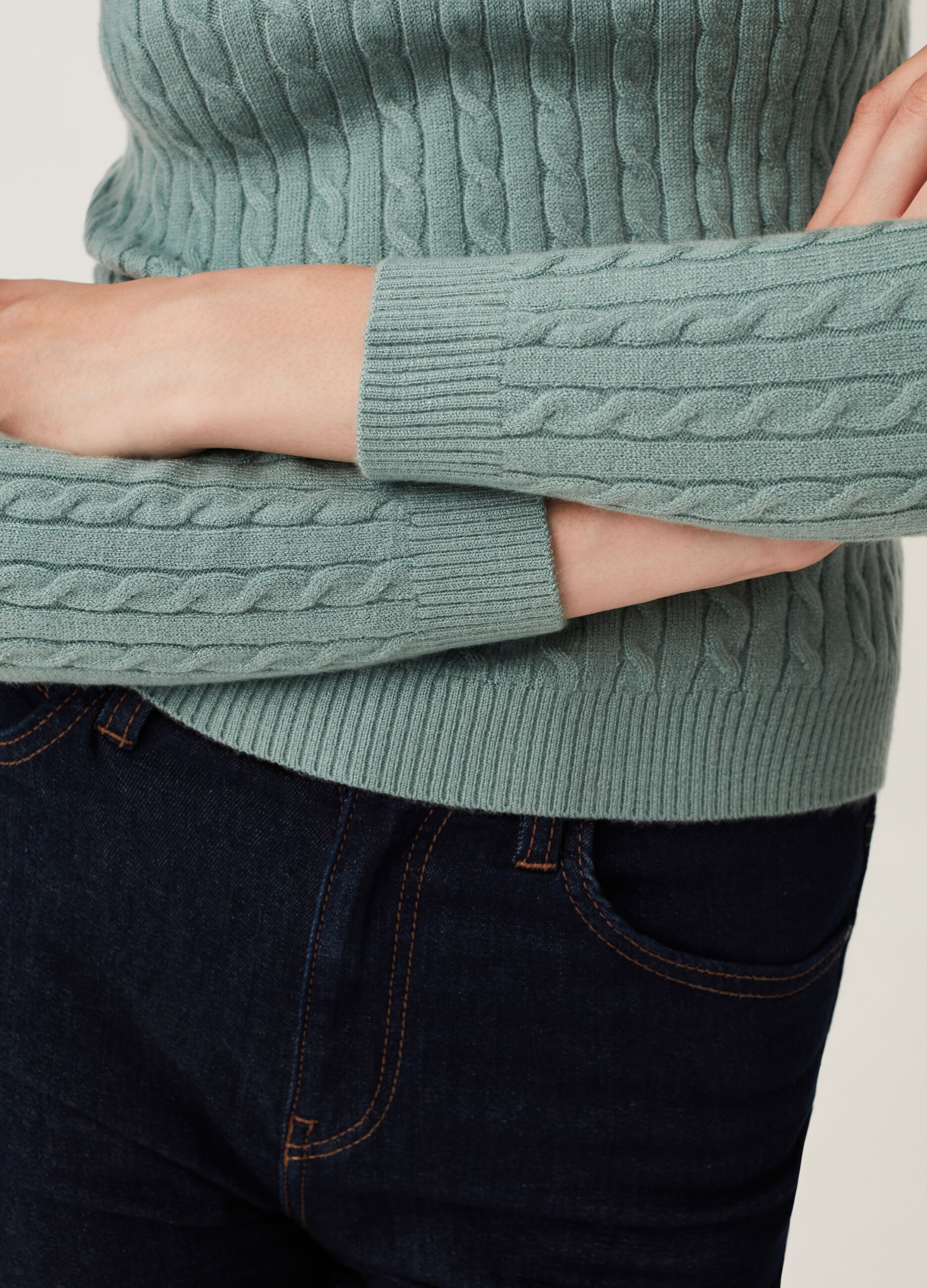 Pullover girocollo con lavorazione a coste_3