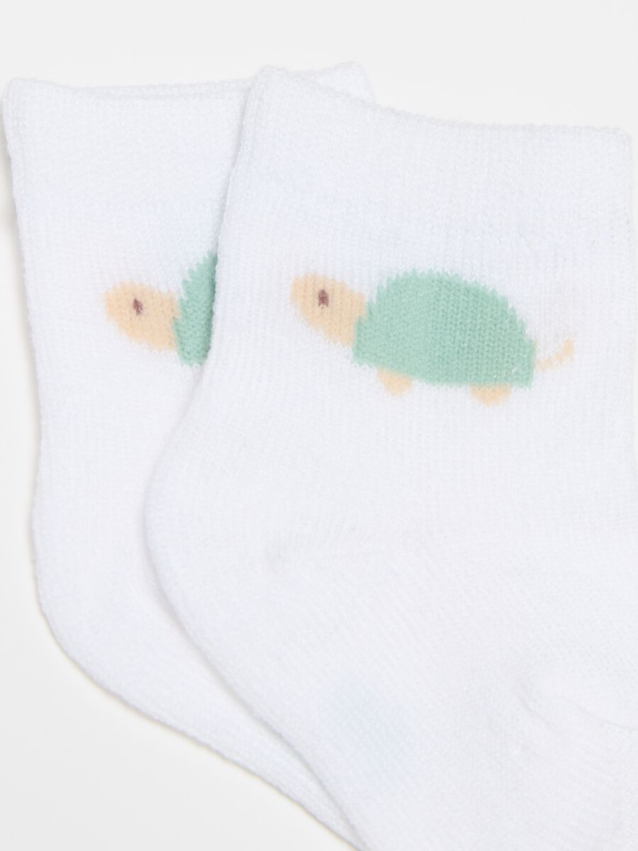 Two-pair pack short socks with tortoise and striped design_1