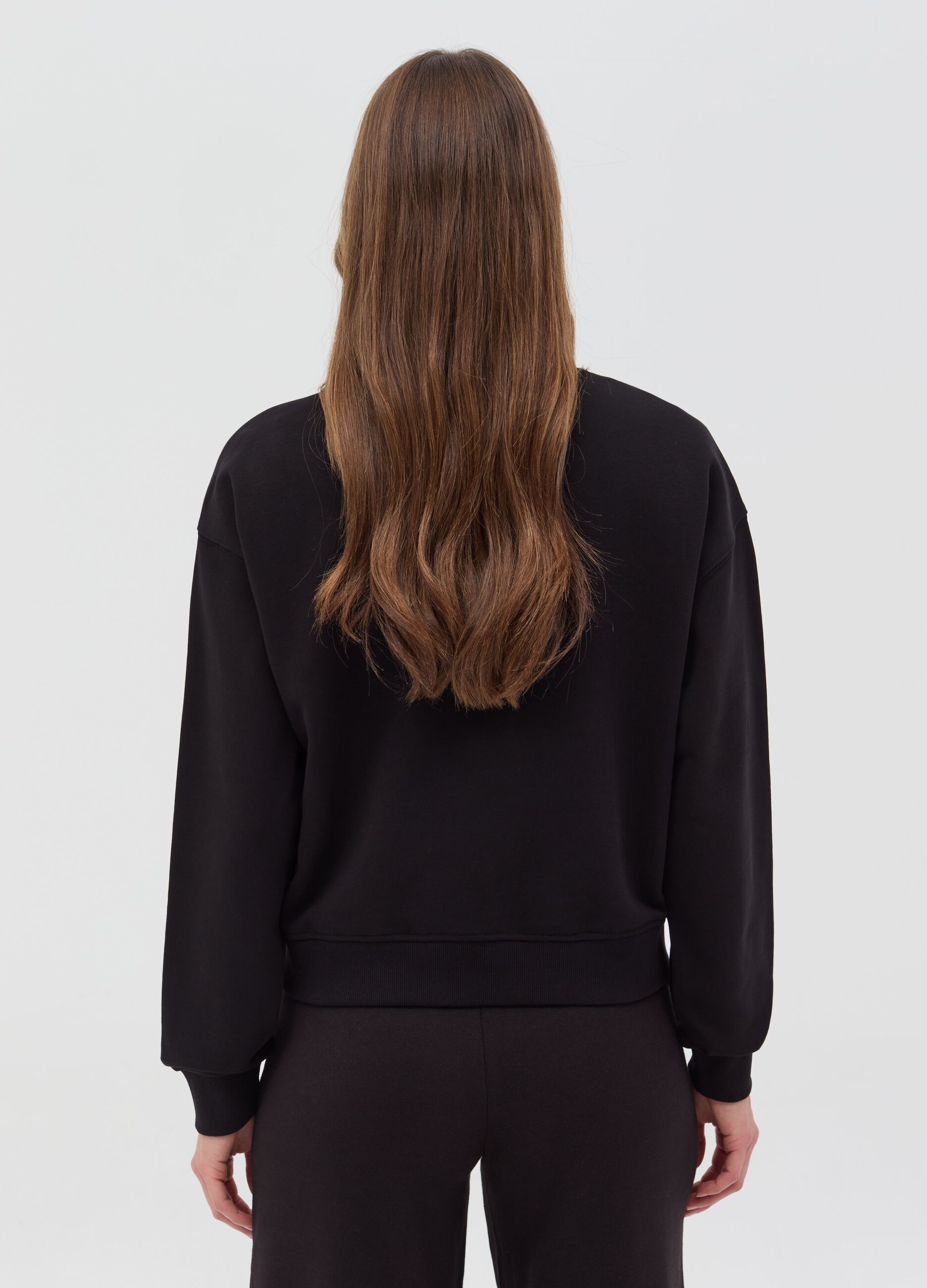 Essential sweatshirt with round neck