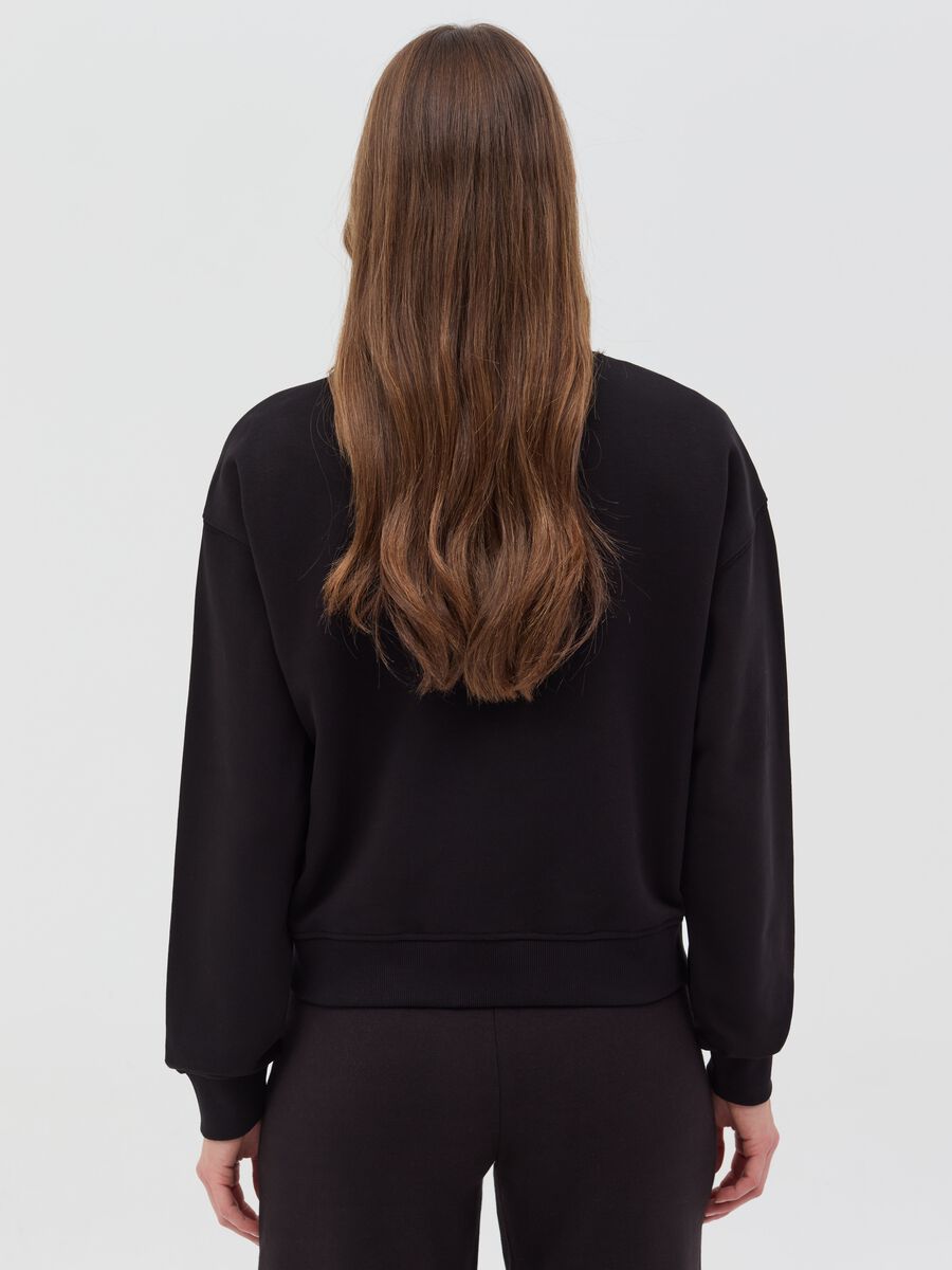 Essential sweatshirt with round neck_3