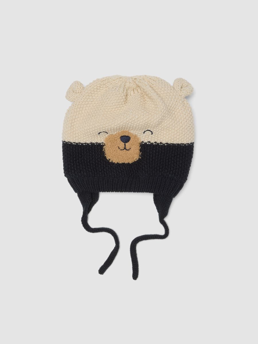 Cappello blu in maglia con orsetto e laccetti_0