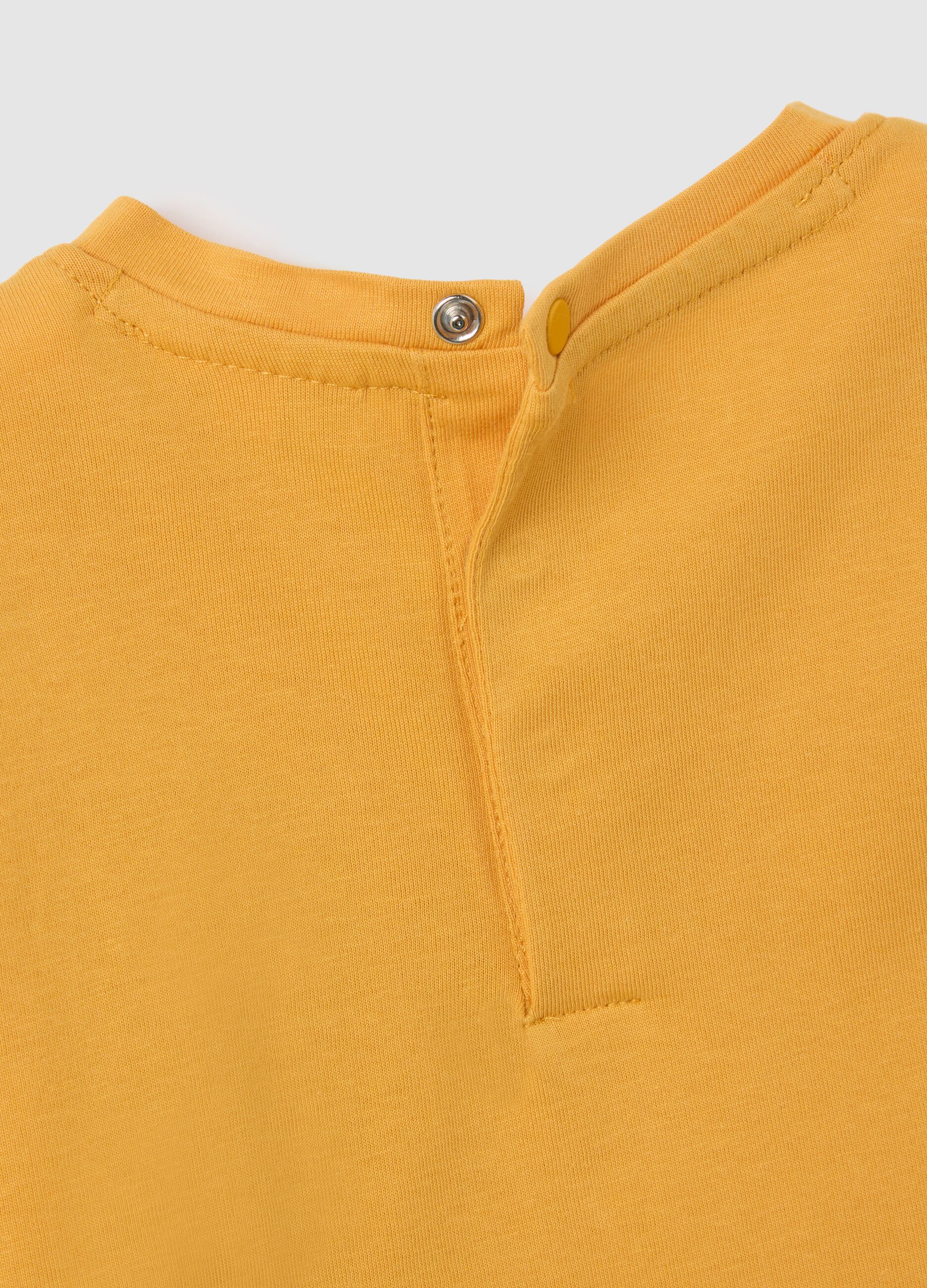 T-shirt da neonato in puro cotone gialla regular fit con applicazione
