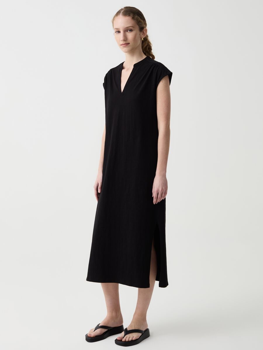 Essential long dress with V-neck_0
