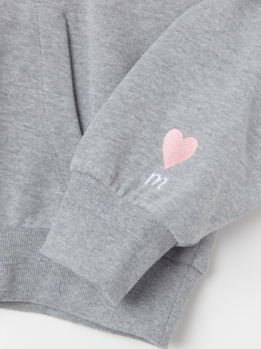 Sweatshirt with hood and pocket_5