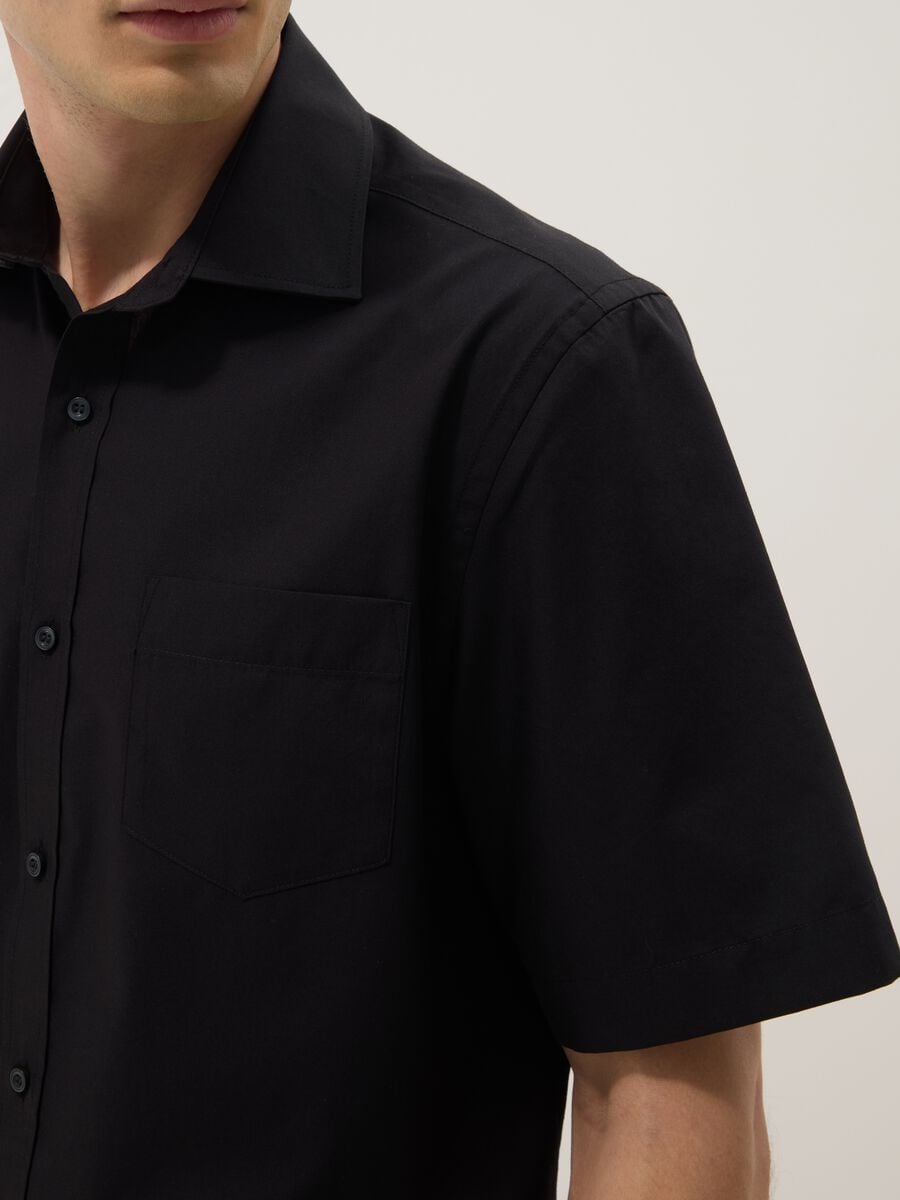 Black short-sleeve shirt with classic collar_3