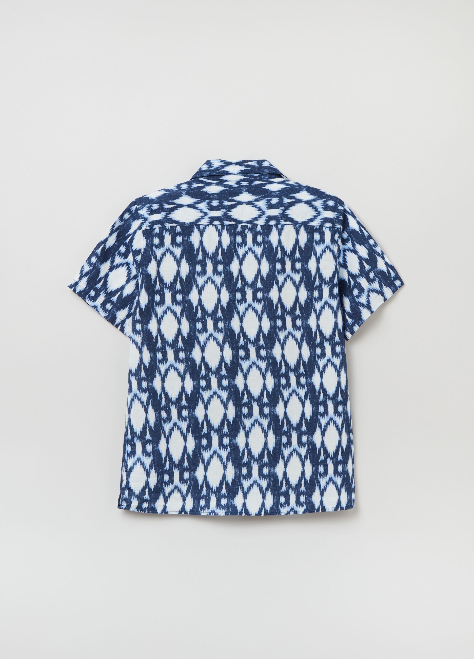 Short-sleeved shirt with print.