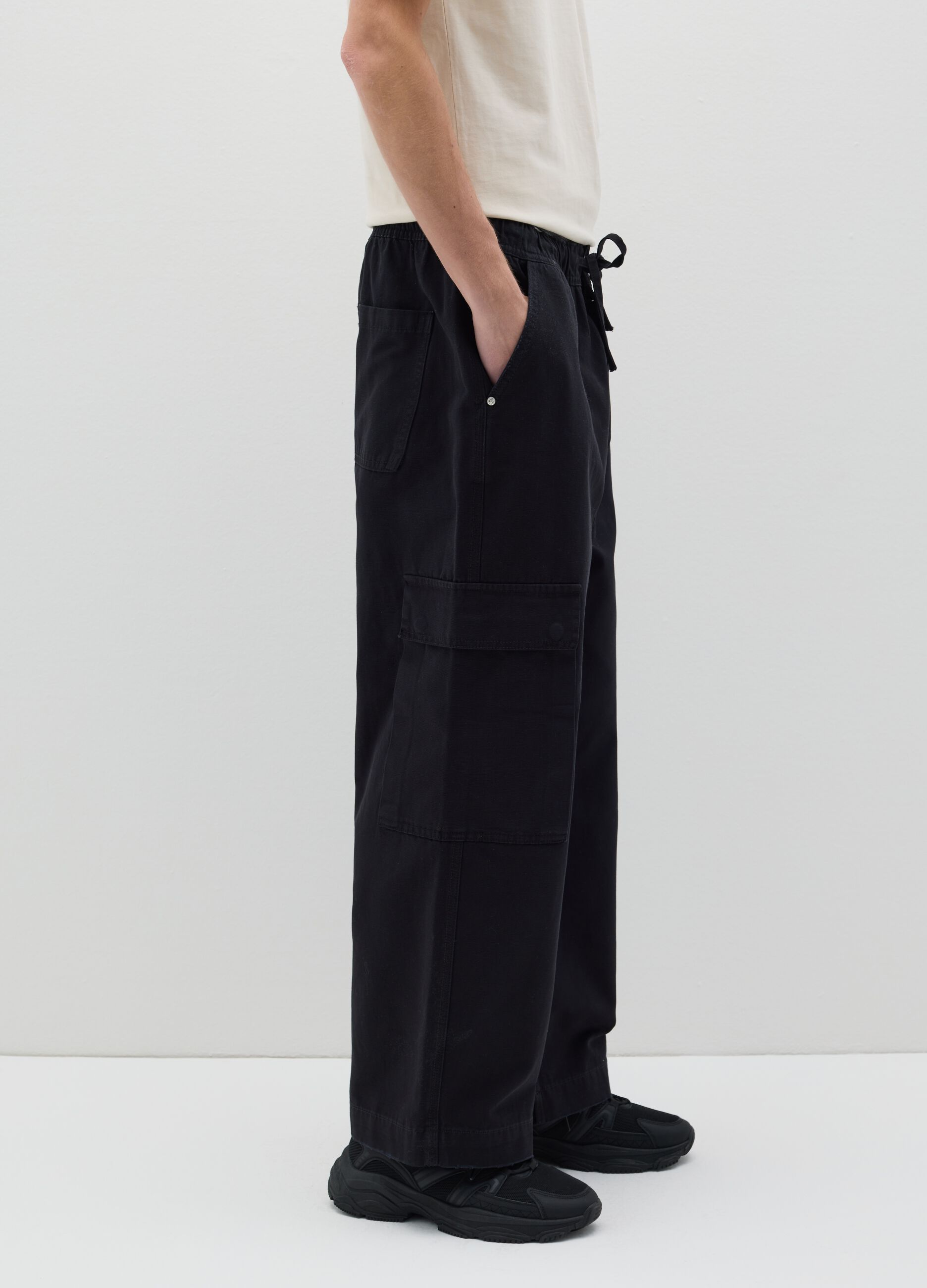 Wide-leg cargo joggers with drawstring