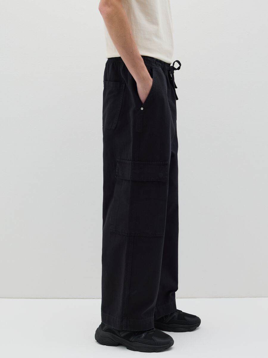 Wide-leg cargo joggers with drawstring_2