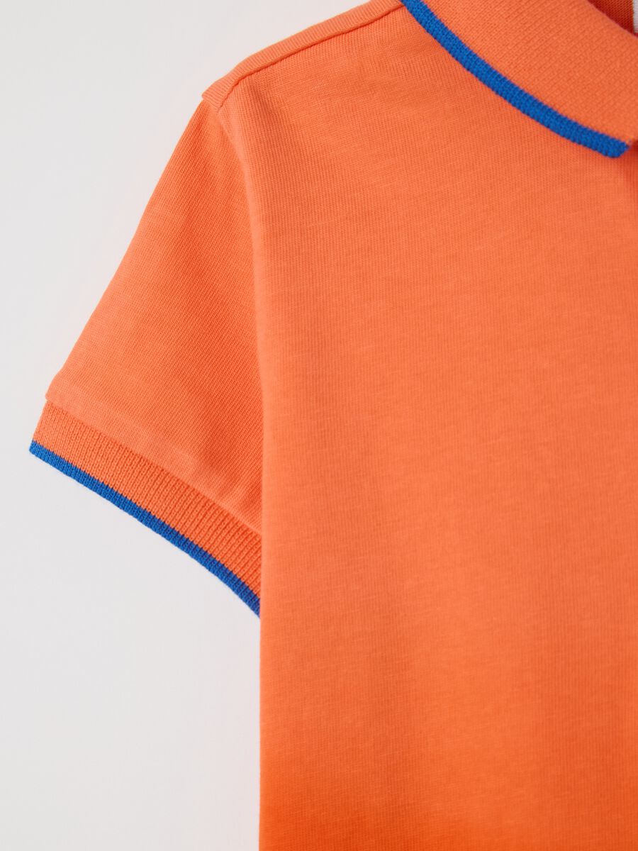 Orange cotton polo shirt with "Hola Playa" print_2
