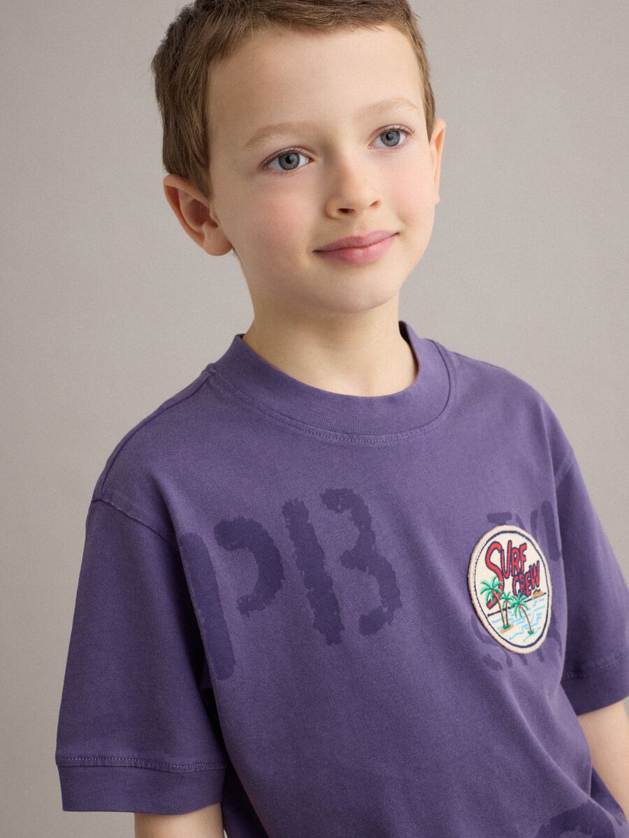 T-shirt in puro cotone viola da bambino regular fit con patch_2