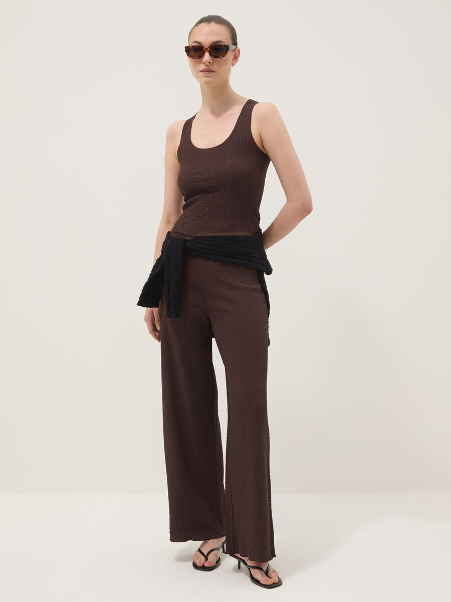 Pantaloni elasticizzati marroni wide leg con texture increspata_0