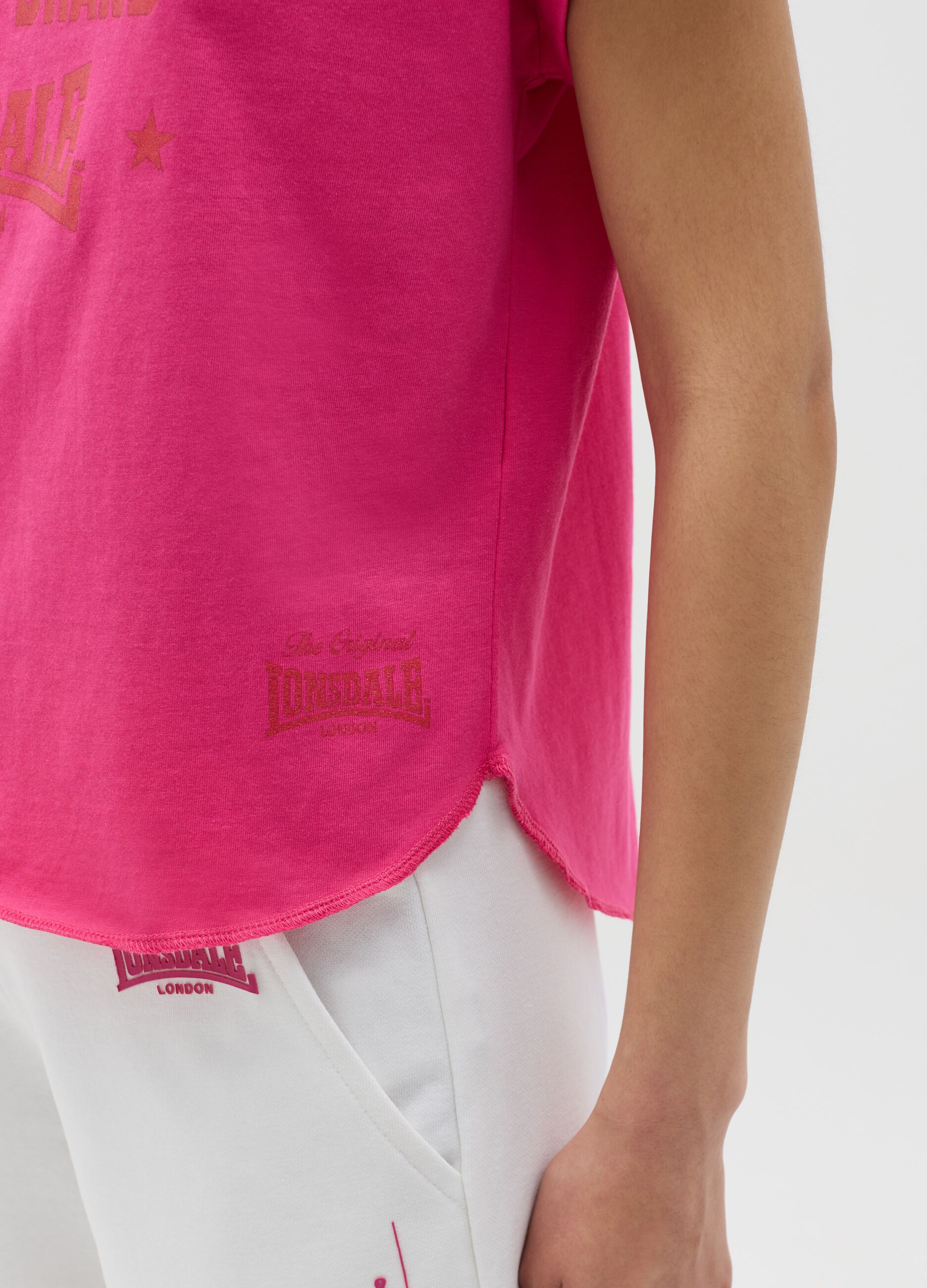 Pink T-shirt in cotton with V neck and logo print