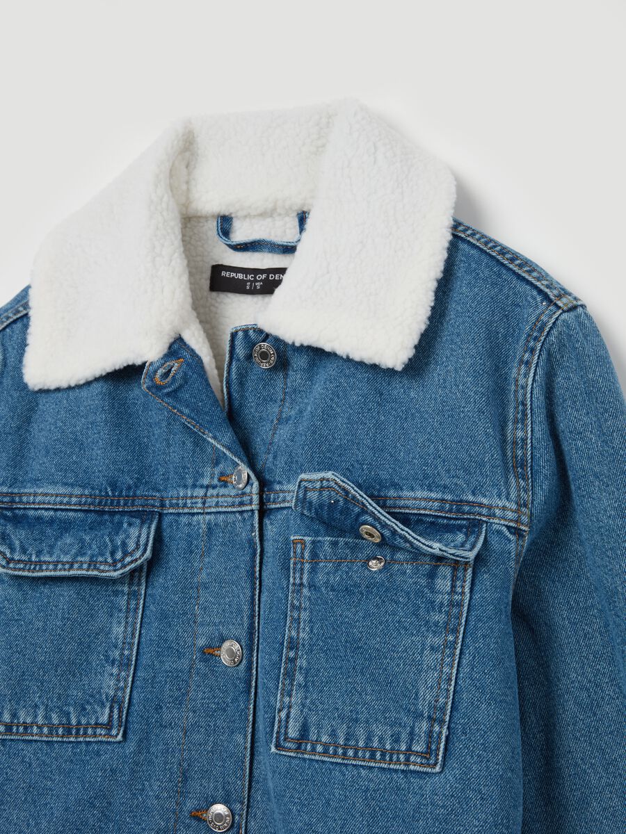 Short jacket in denim with sherpa collar_5