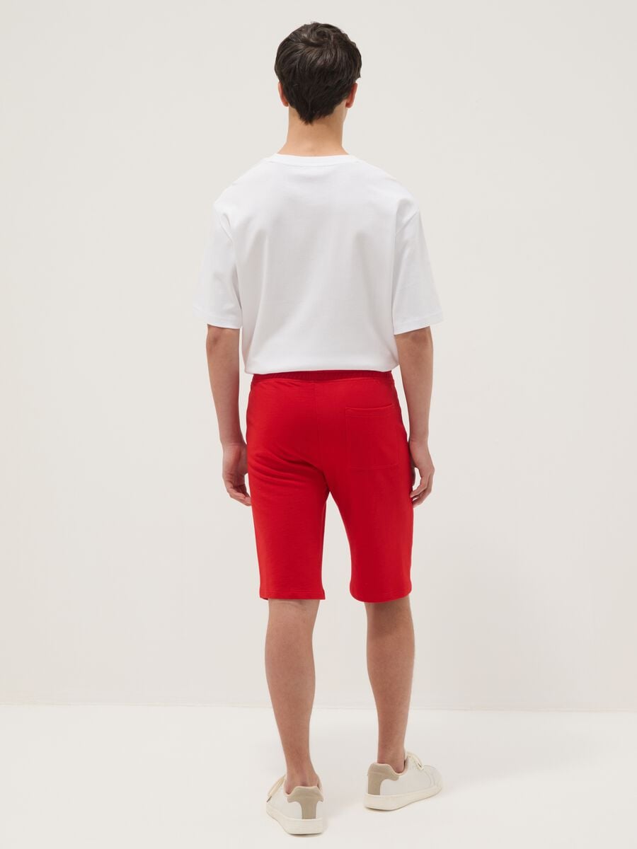 Pantaloni corti in misto cotone rosso da ragazzo comfort fit_1