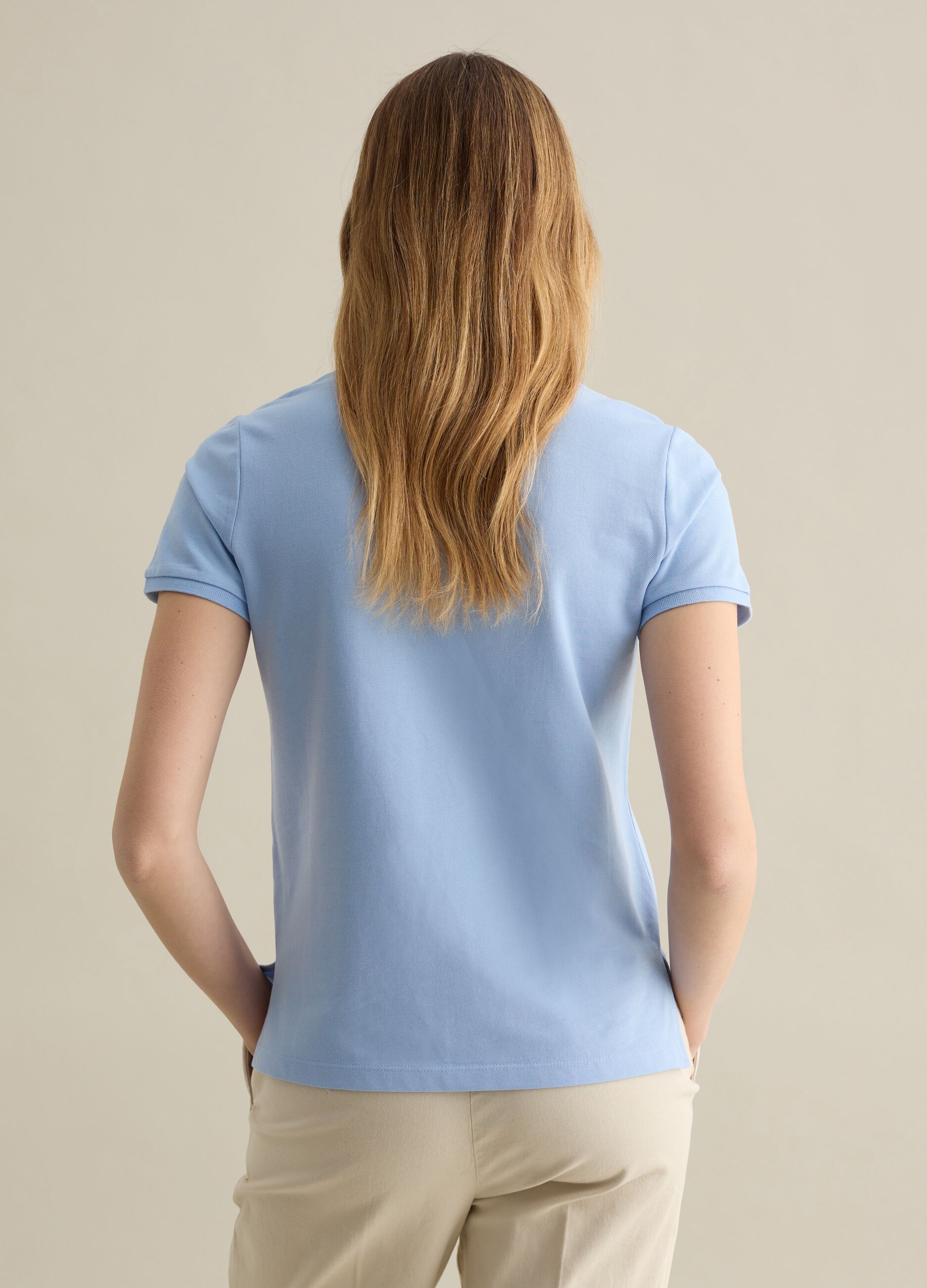 Light blue short-sleeved polo shirt in piquet
