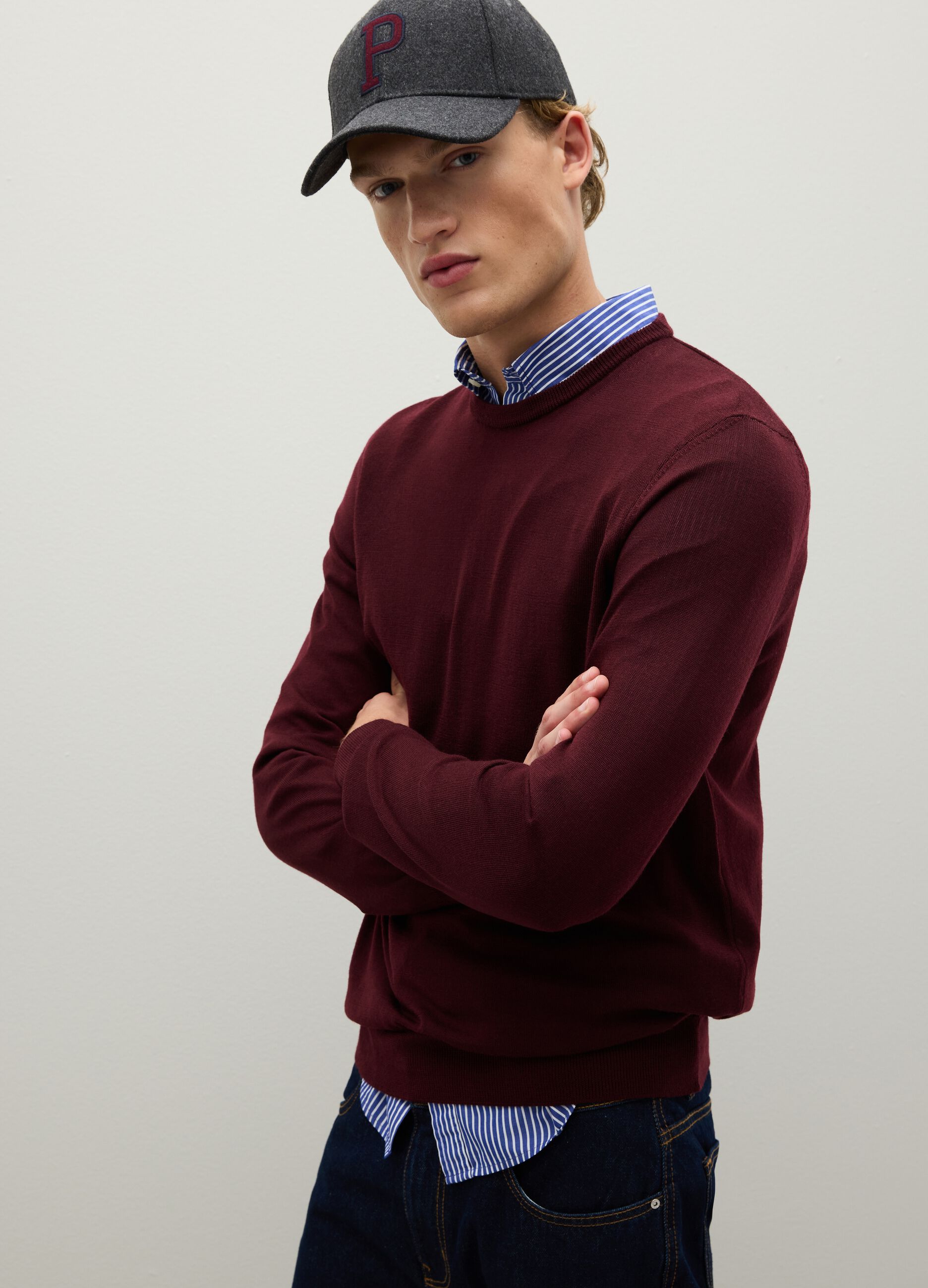 Red merino wool sweater, regular fit with crew neck