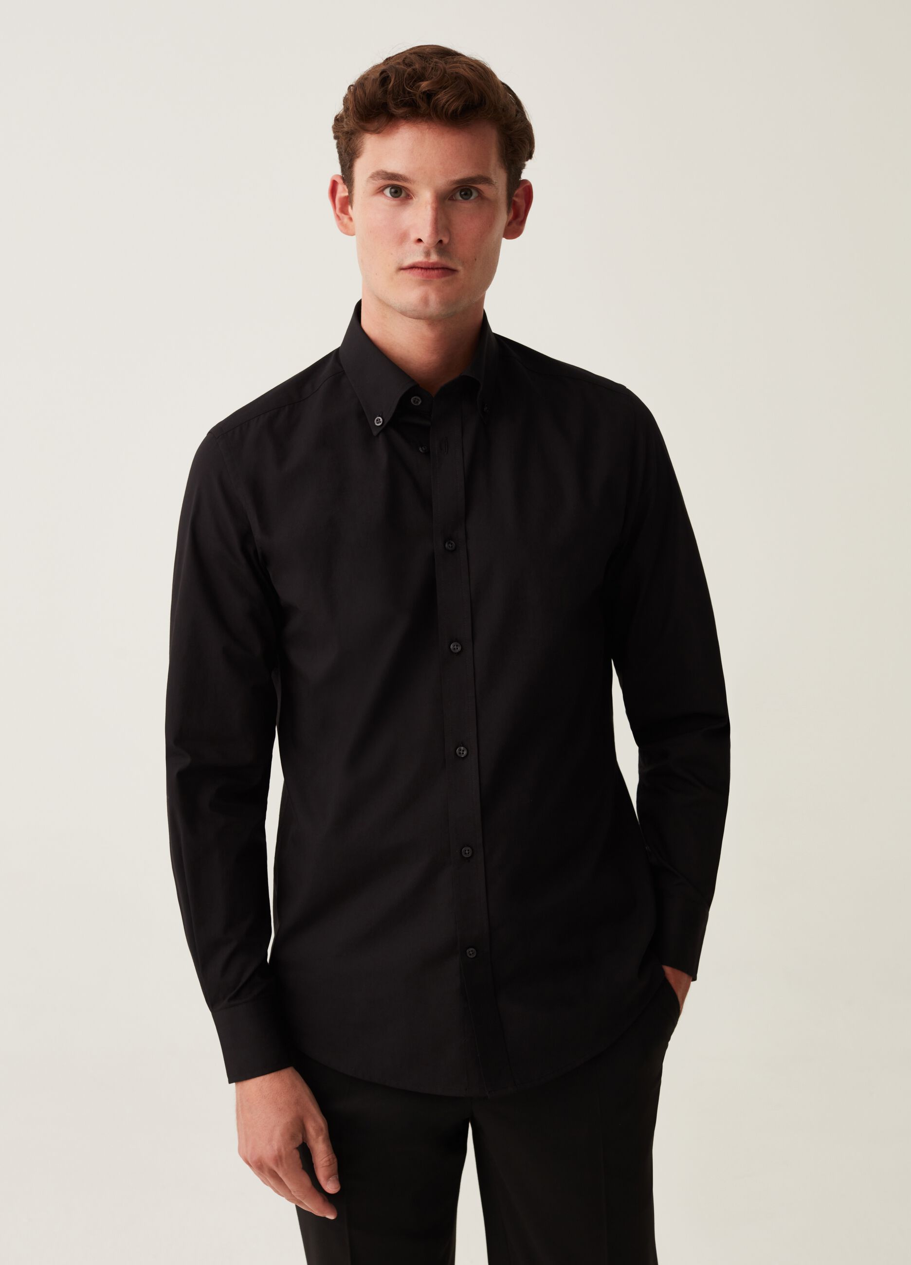 Camicia slim fit con colletto button-down_0