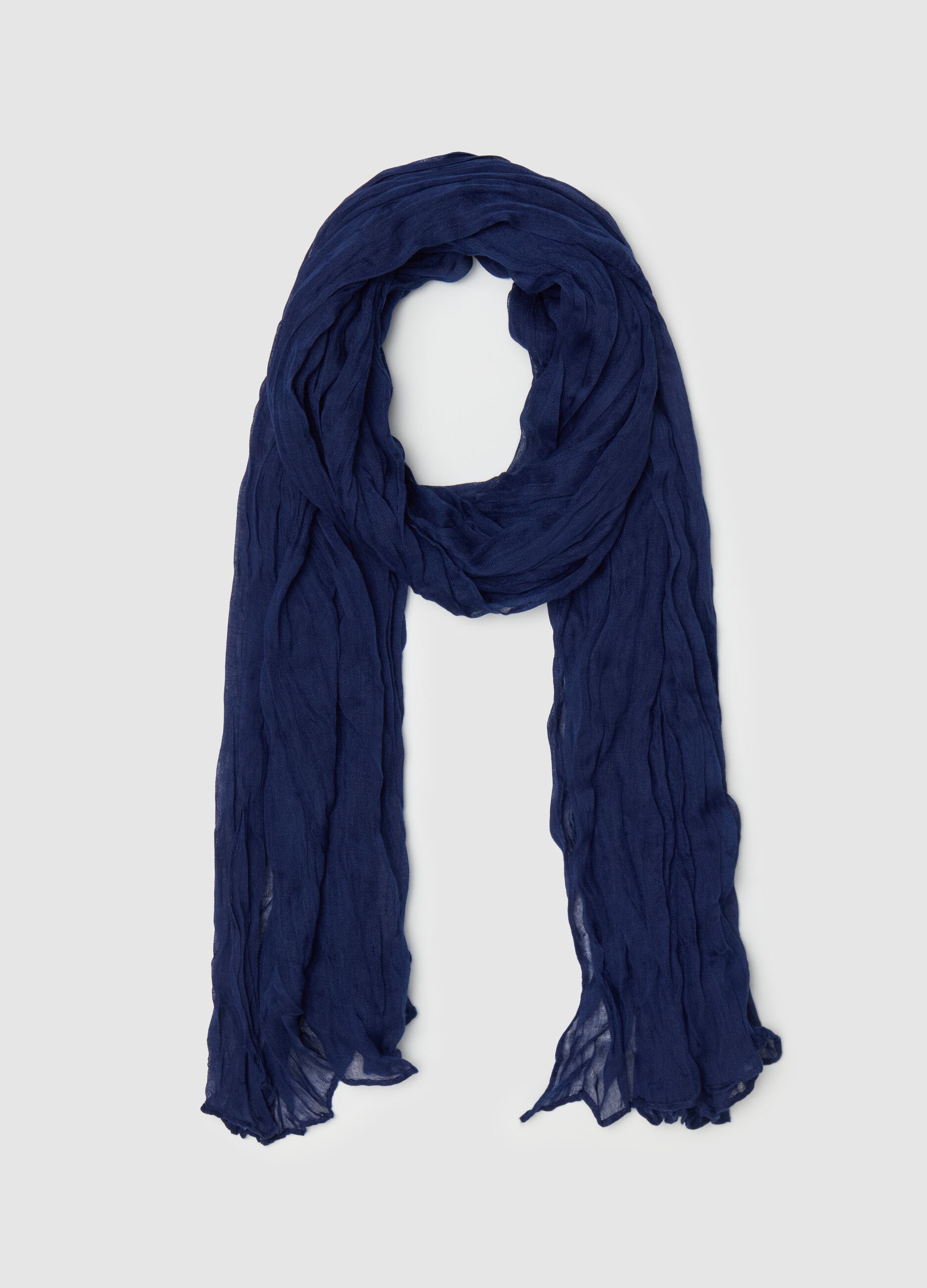 Solid colour crinkle-effect scarf