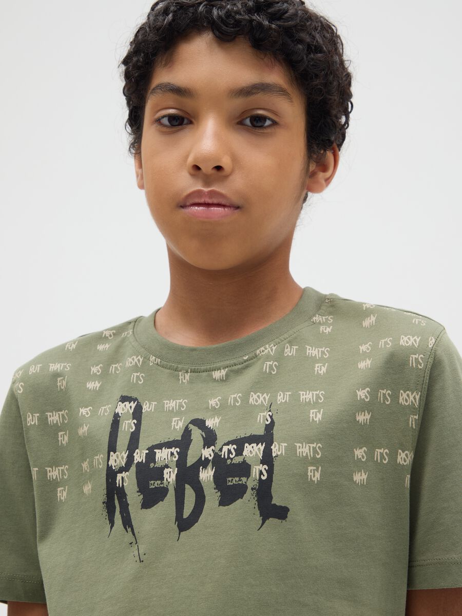 T-shirt verde in cotone con stampa "Rebel"_2