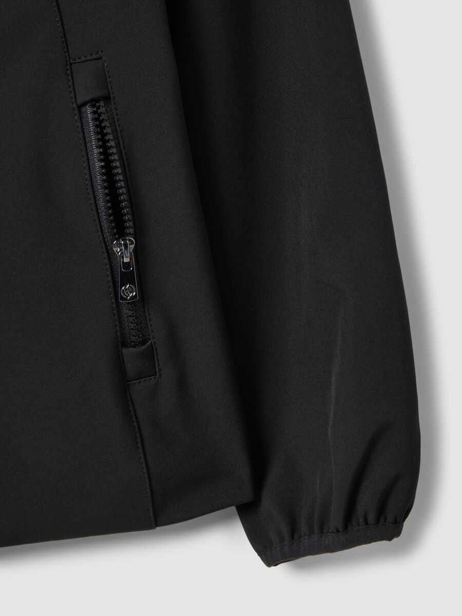 Giacca impermeabile nera regular fit con zip e cappuccio_5