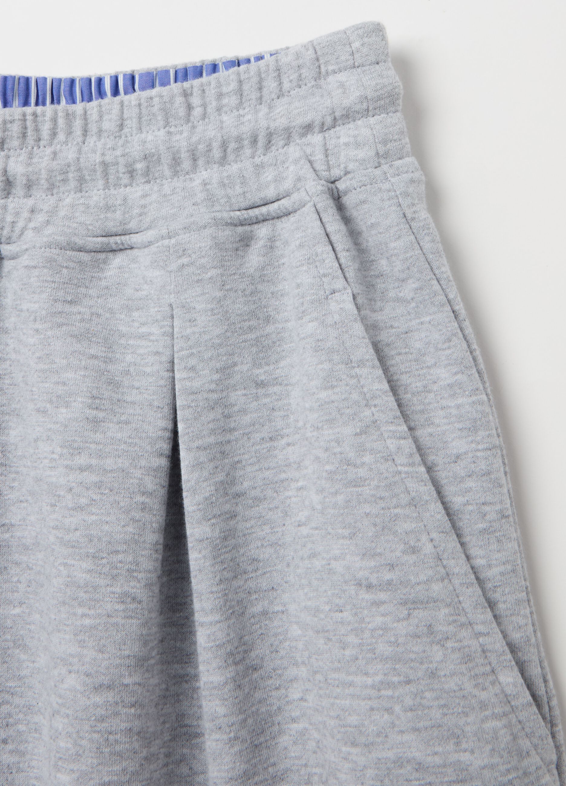 Wide-leg joggers with detail at the waist