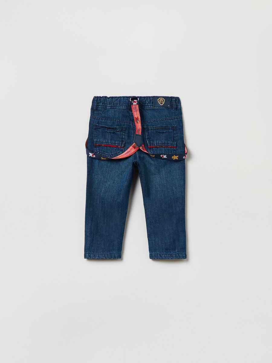 Jeans in cotone con patch e bretelle_1