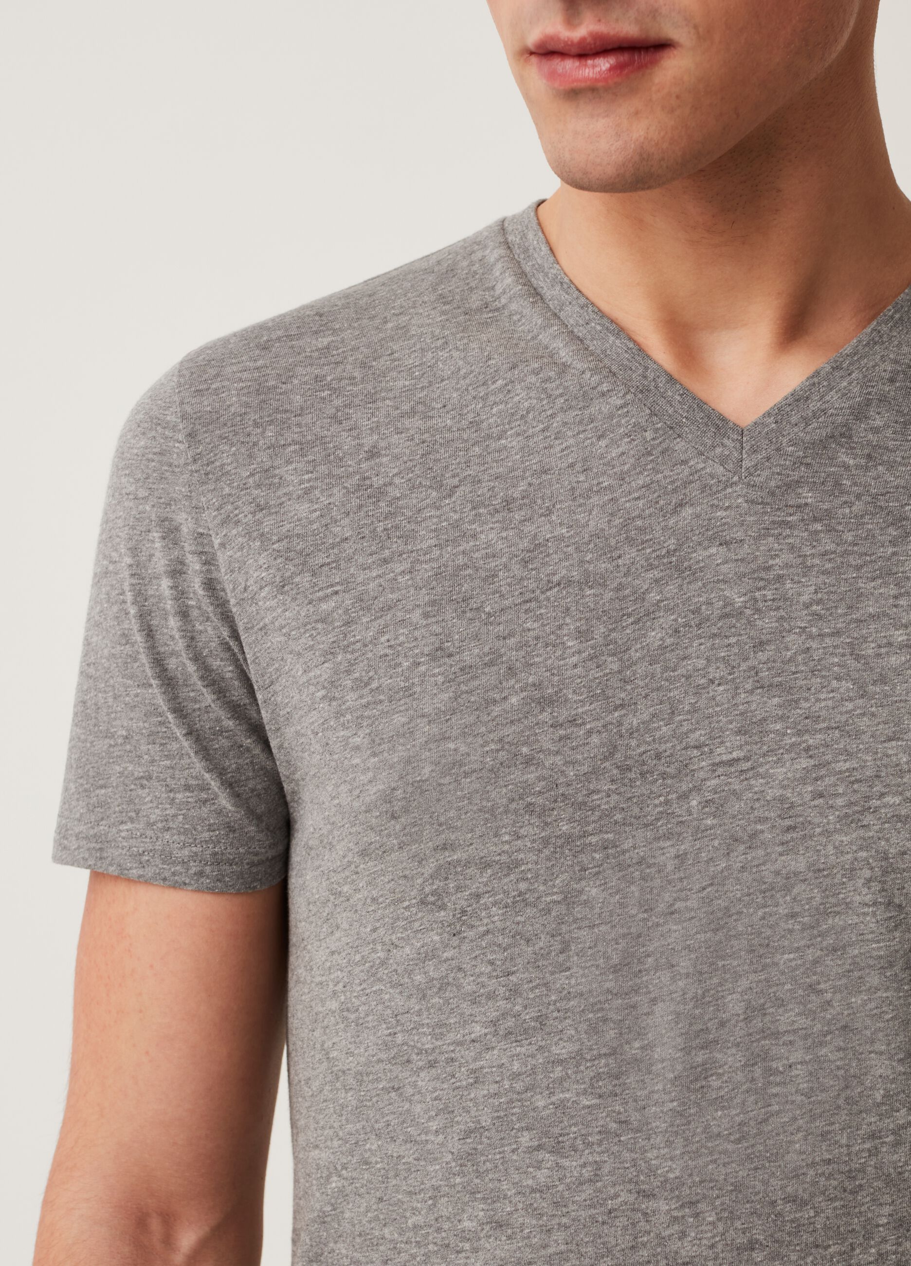 T-shirt intima in cotone bio con scollo a V_3