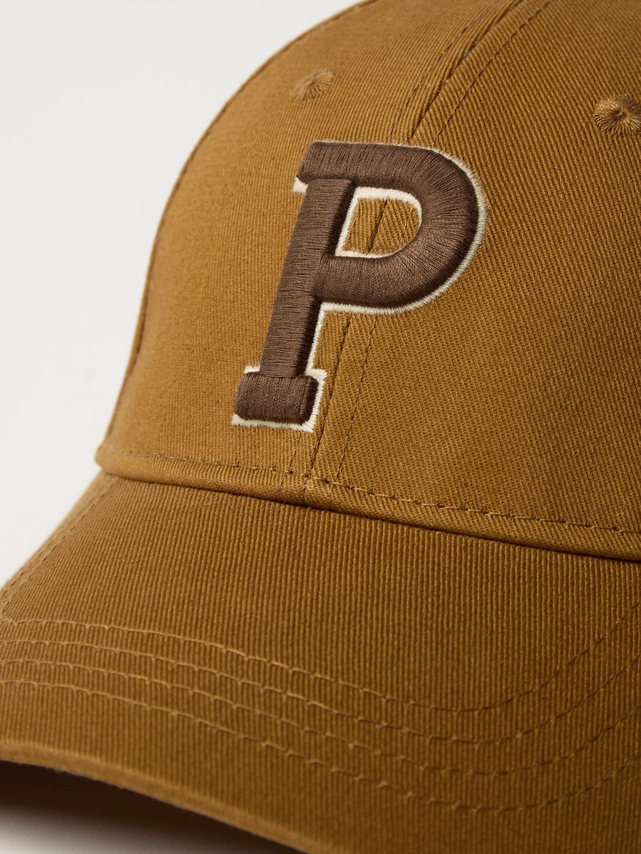 Baseball cap with embroidered logo_2