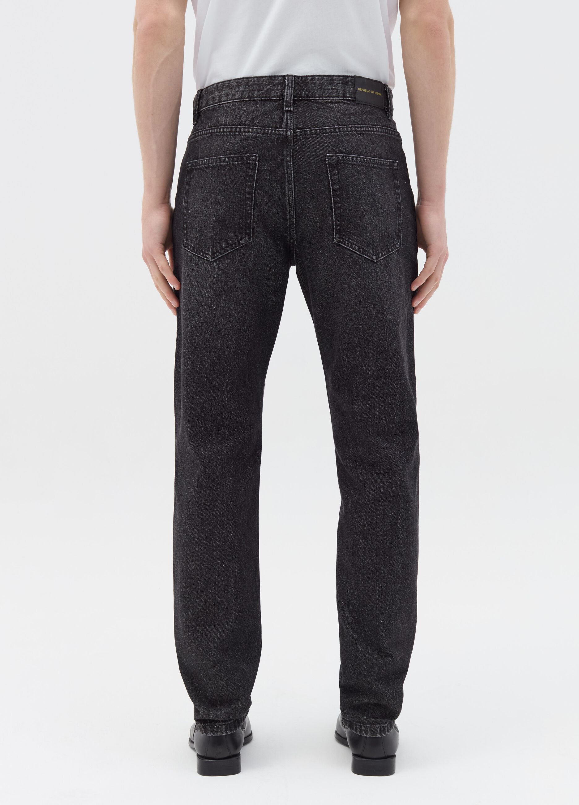 Regular fit jeans with discolouring