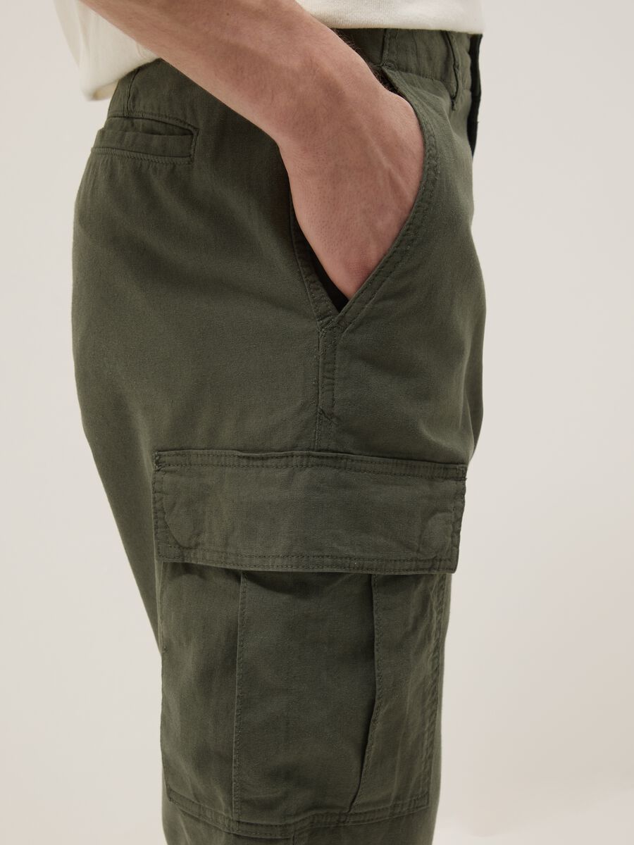 Green regular-fit linen and cotton-blend cargo trousers_3