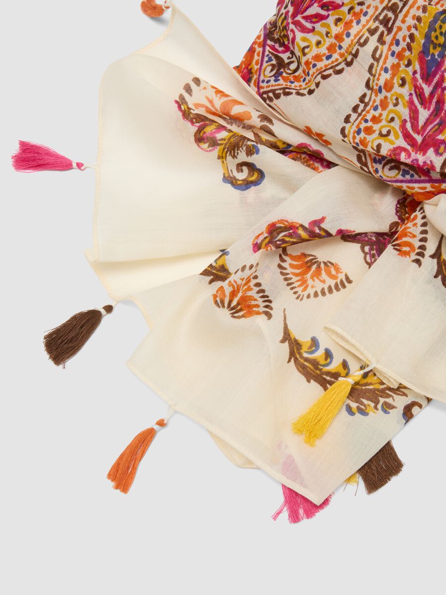 White pure cotton scarf with paisley pattern and tassels_1