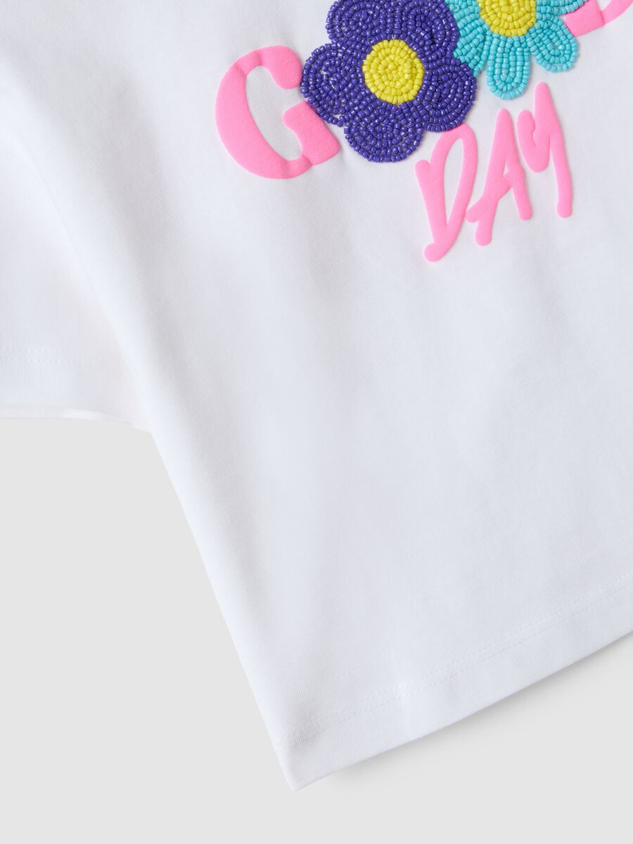 T-shirt in puro cotone bianca da bambina boxy fit con fiori di perline_2