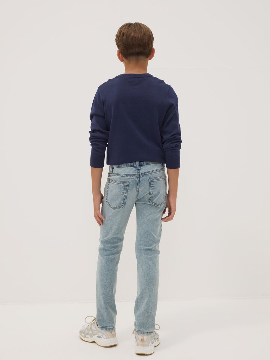 Jeans azzurri in cotone elasticizzato regular fit per ragazzo_1
