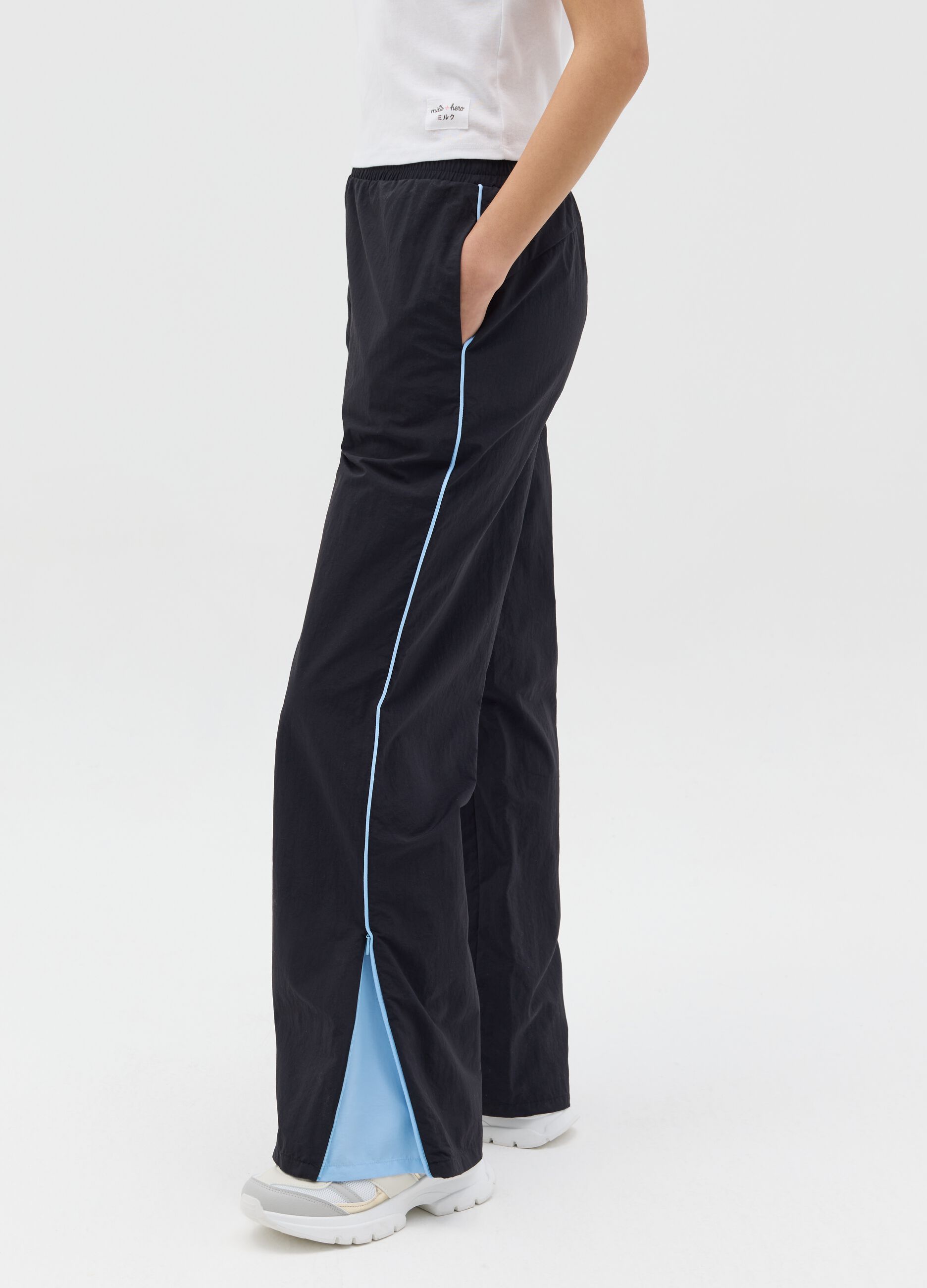 Joggers in nylon con spacchetti e zip nero