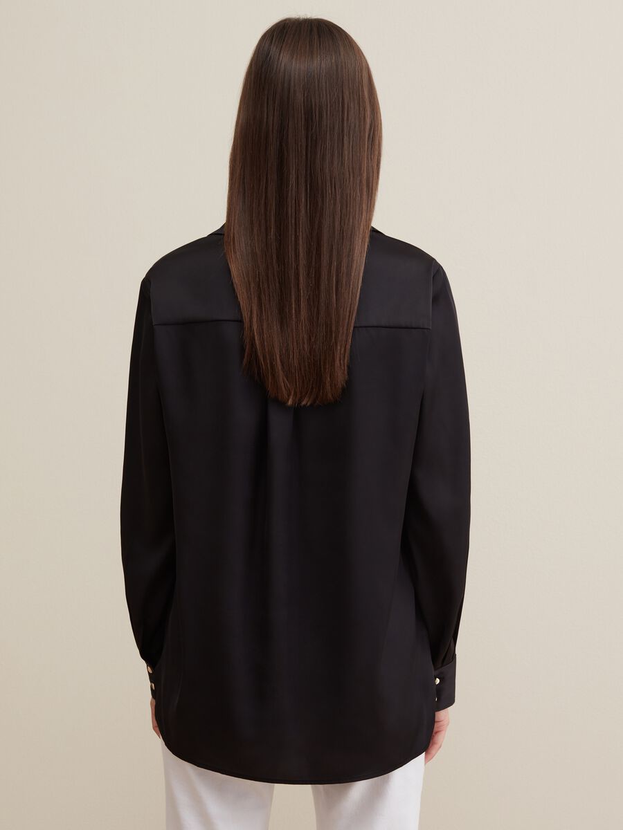 Blusa in satin con colletto e bottoni_2